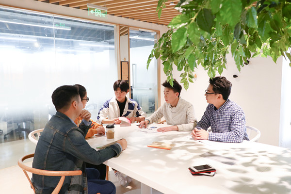 員工培訓(xùn)與發(fā)展：培養(yǎng)人才，提升企業(yè)核心競(jìng)爭(zhēng)力