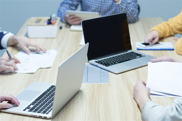 企業(yè)的戰(zhàn)略是精心設(shè)計的，還是臨機應(yīng)變的？