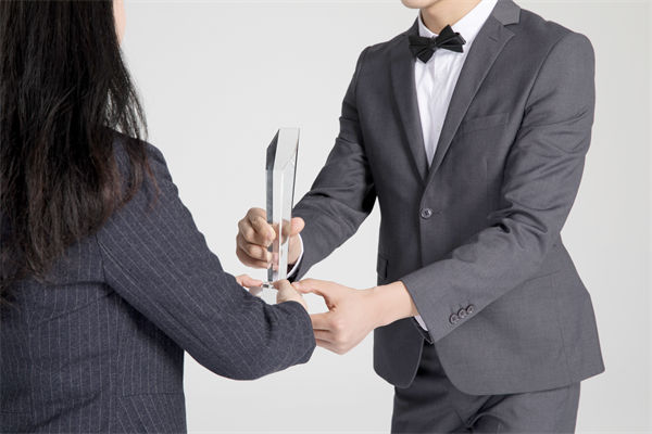 績(jī)效管理中，如何激勵(lì)優(yōu)秀員工，又幫助其提升？